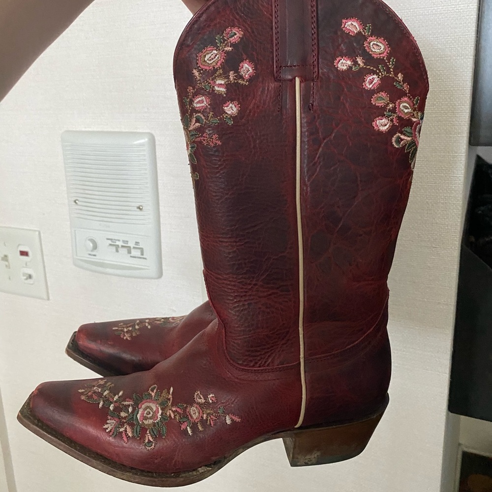 Red cowgirl boots!